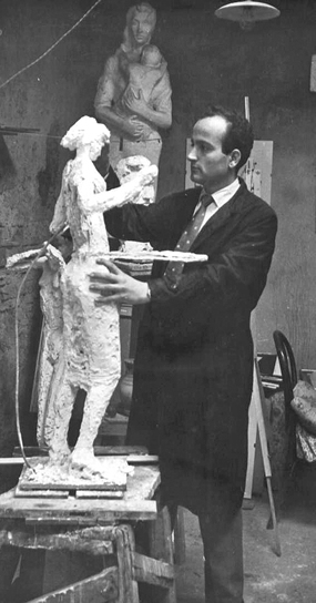 Giovanni Pennacchietti davanti a una delle sue sculture